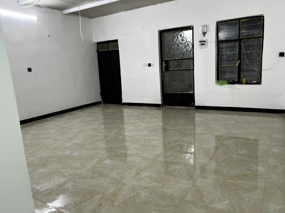 بيت 120 م 
طابق ثاني للايجار
بناء جديد وجاهز من كلشي 
غرفة نوم وحده كبيره
استقبال كبير 
مطبخ / حمام / طرمه كبيره
تانكي / سخان / ماطورين صاعد ونازل
الايجار 350 الف 
للاستفسار : ***********
