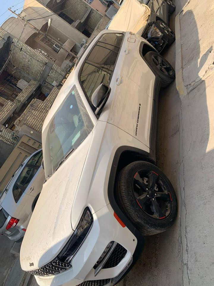 السلام عليكم مرخصت الادمن المحترم جيب كراند شريوكي موديل ً23 حادثه كما موضح بلصوره السعر 265 بدون رقم ترهم مراًوس حسب القناعه 
رادار امامي 
رادار خلفي 
حساسات 
تبريد 4 قطع 
شاشه 
اوتو ستوب 
توقف ذاتي 
قياده ذاتي 
تدفئه تبريد كشنات 
دركه دتفئه 
نظام eco
اوتو ستوب 
شفتات
5 راكب 
مري رادار + هيتر
السياره بيه صبغ جاملغين فقط تعديل بلشاصي 
موجوده الان بغداد بالبلديات 
***********
