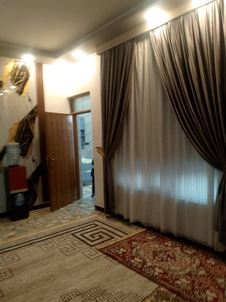 السلام عليكم بيت للبيع المساحة 450متر الواجه 20  متر  والتوابل 22 ونص  بناء حديث الموقع السلاميات شارع البلوك لاستفسار ***********

