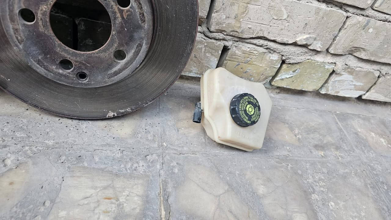 اخوان  هذني زوج  فلنجات  وفجين ودسكات  ودبة مال دهن بريك  نظيفات  فول  مال مارسيدس  211  موديل  2008    ..  E200 مكينة أربعة سلندر  امامي  السعر  200 الف    ***********
