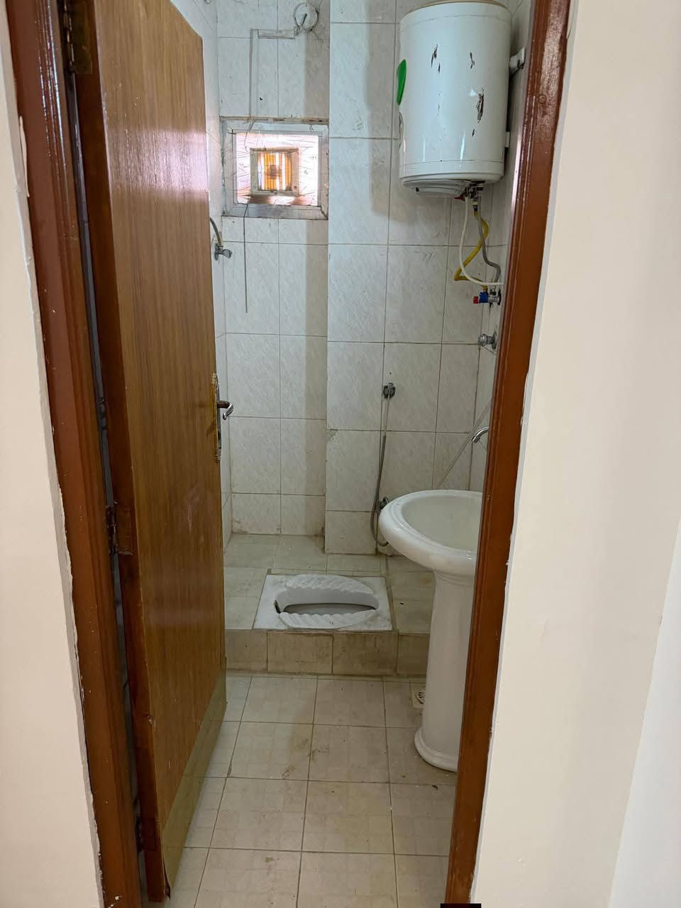 سلام عليكم شقه للبيع بحي الزيتون مساحته 165 بي غرفتين وصحيات ثنين وكيزرات ثنين ومكيفات ثنين ومراوح ويا للعلم هذني كلهن هديه وي البيت بناء 2021 المكان الديوانيه رقم الهاتف ***********
