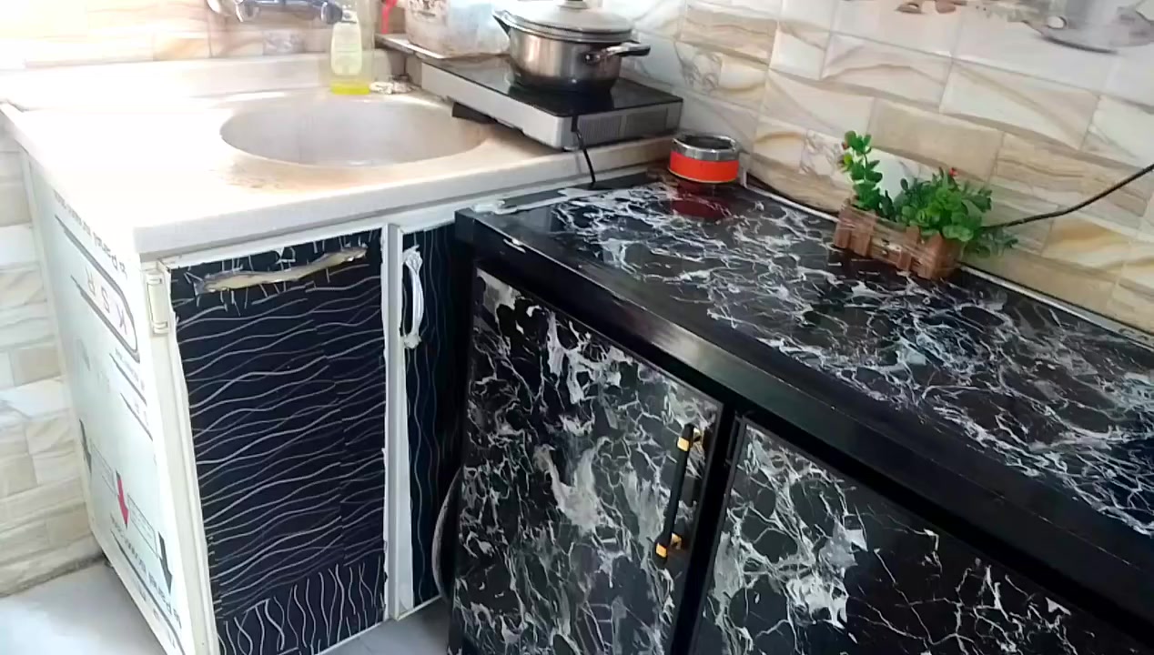 كاونتر خمس ابواب والمغسل بابين الكاونتر مستعمل شهر 
سعر 300
رقمي ***********
