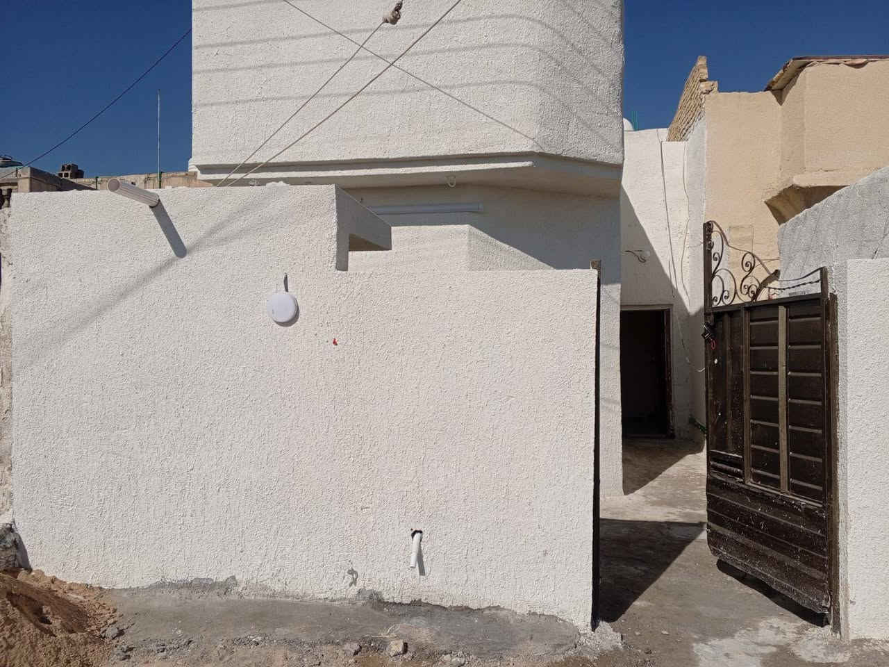 بيت للايجار مساحه ١٠٠ متر طابق واحد منطقه ال١١ ترميم جديد مجاري+ ماء+ صحيات +صبه ارضيه كله شغل جديد سعر الإيجار ٢٠٠
***********
