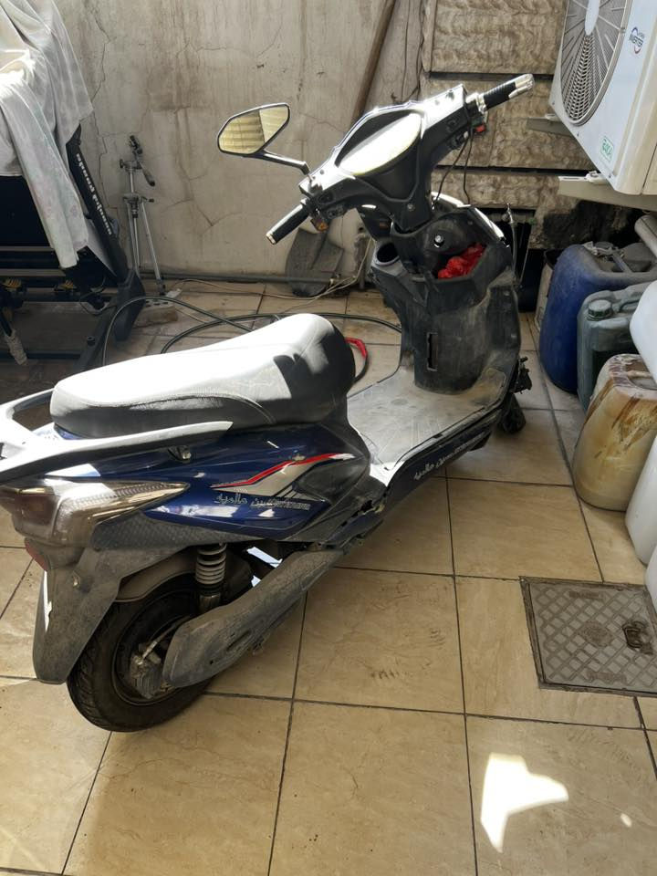 سلام عليكم عدنه دراجه شحن ست بطاريات تكسر الكفر مالته سبب عركه واليده مال سكليتر مرات تشكل باقي كله شغال بطارياته خير من الله توصل اكثر من ٢٠ كيلو وتجيبك مأخذه ٩٠٠ الف ابيعه ع حطته ٤٠٠ الف اي ستفسار هذا رقم ***********
