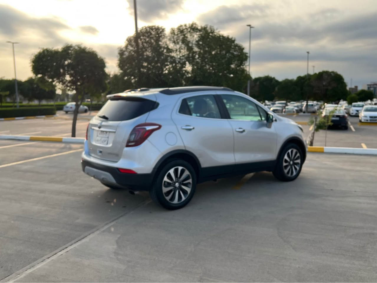 السلام عليكم 
السعر فقط 89📍ورقه فقط ومجال
للبيع فقط بدون مراوس بيوك امريكي موديل 2018 محرك 4 سلندر توربو السياره 5 راكب وفول فول مواصفات 1/1 السياره گير محرك تبريد شرط طخم تايرات جدد تحويل وغرامات شرط السياره ماشيه 120 الف كيلو وبيها قطعتين ونص صبغ  بدون دواخل شواصي وايرباكات مكفوله والسونار موجود جديد سياره جاهزه وحلوه دينار مصرف مابيها السعر فقط 89 ورقه ومجال وعليها 300$ دولار غرامه ينزل من السعر مكان السياره اربيل للتواصل الاتصال
***********- بي واتساب
***********- بي واتساب
*********** أربيل, العراق
