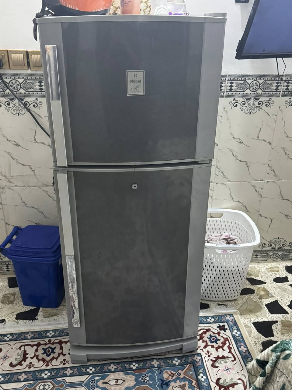 الغرفه ب ٤٥٠ الشاشه ب٥٠ الثلاجه ب١٠٠ الدوشك ب ٨٠ المرايه طول ١٨٠ ولعرض ٦٠ رايدها ب٤٠ وتساب *********** وبيهن مجال بسيط
