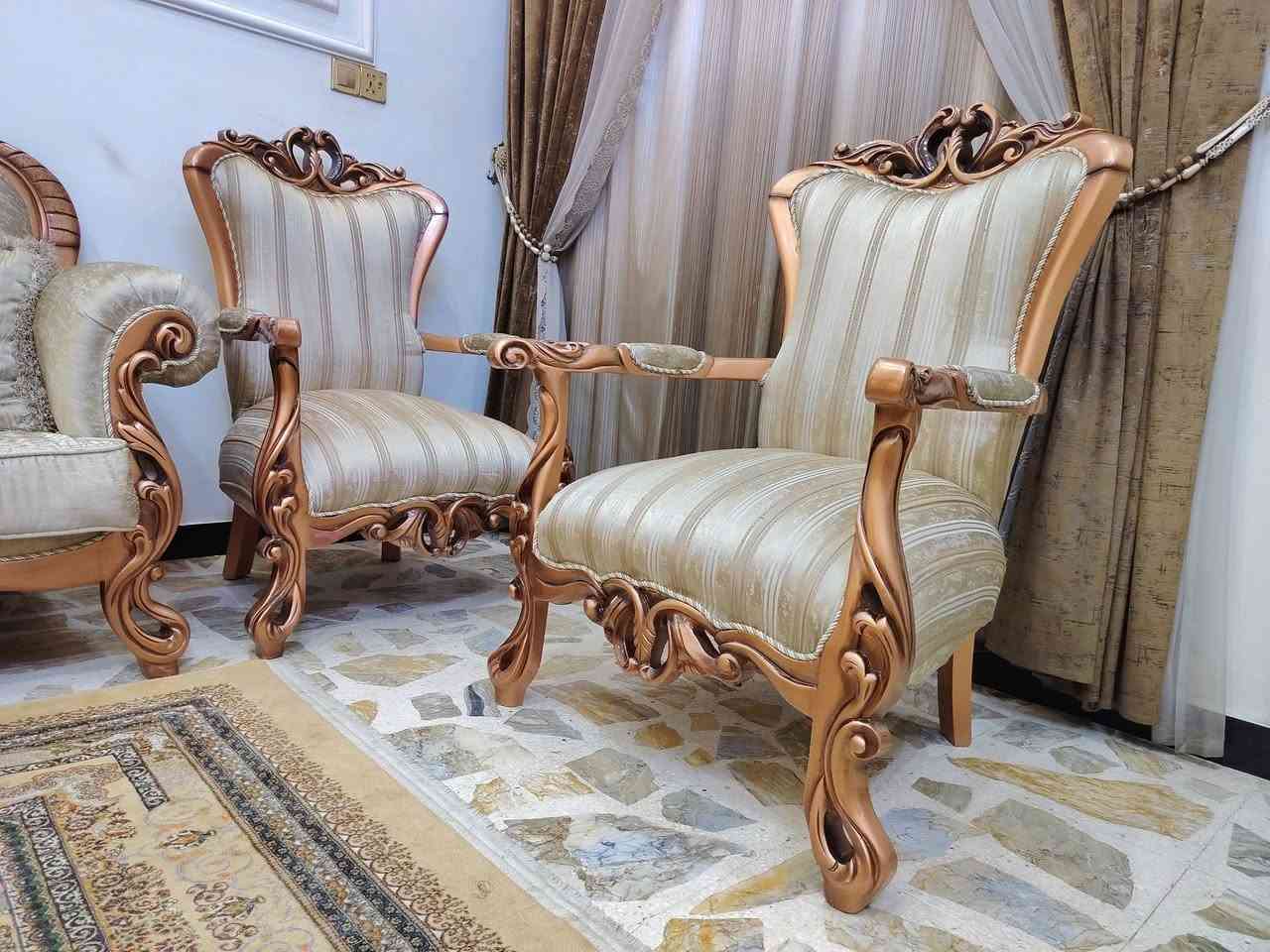 تخم زان ملكي تركي  كلش نضيف 10 مقاعد مع طبله وسطيه العنوان مدينه الصدر للاستفسار خاص او الاتصال بالرقم ***********
