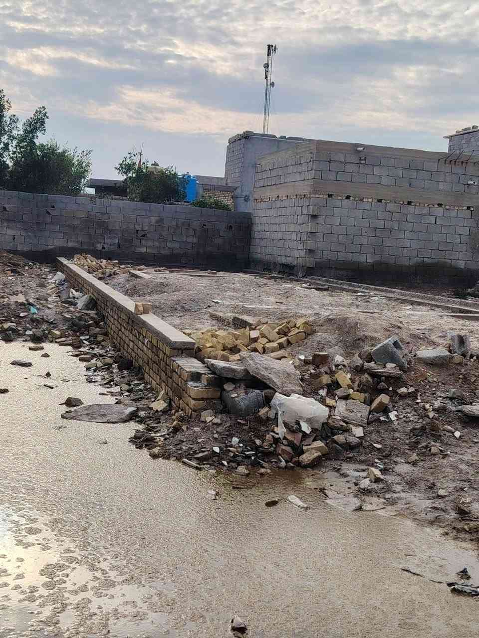 سلام عليكم يوجد بتلَوفي منطقه الزنابره مساحه 130 متر للبيع بسعر مناسب  الاتصال على الرقم ***********
