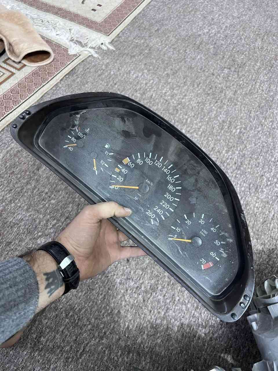 السلام عليكم
زوج لايتات نظيفات اصليات 
باب ام عيون نظيف حيل لون سلفر 
عينة كيلو متر تطابق حسب الرقم الي عدكم 
دز خاص وبيك خير ودلل او اتصل ***********
