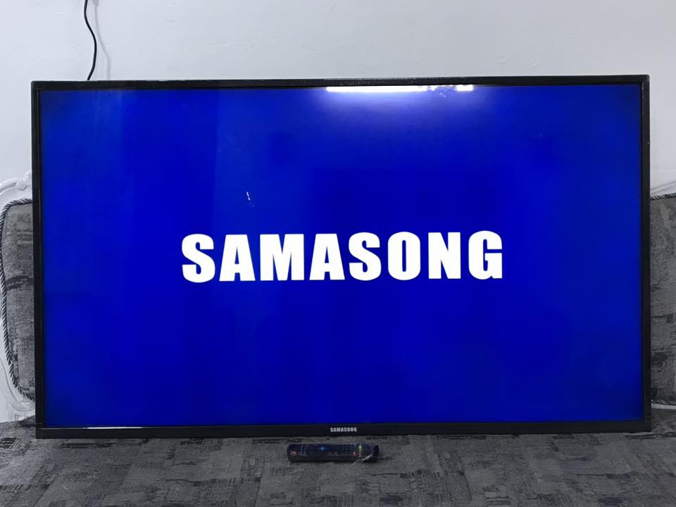 مكلف بالنشر 
شاشة حجم 55 ساماسونك سمارت نت نظيفة رموت ماوس هوائي جديد يوجد خدش صغير بالشاشة مامأثر ع الصورة ب 160 ومجال بسيط العنوان بغداد الجديدة واتساب ***********
