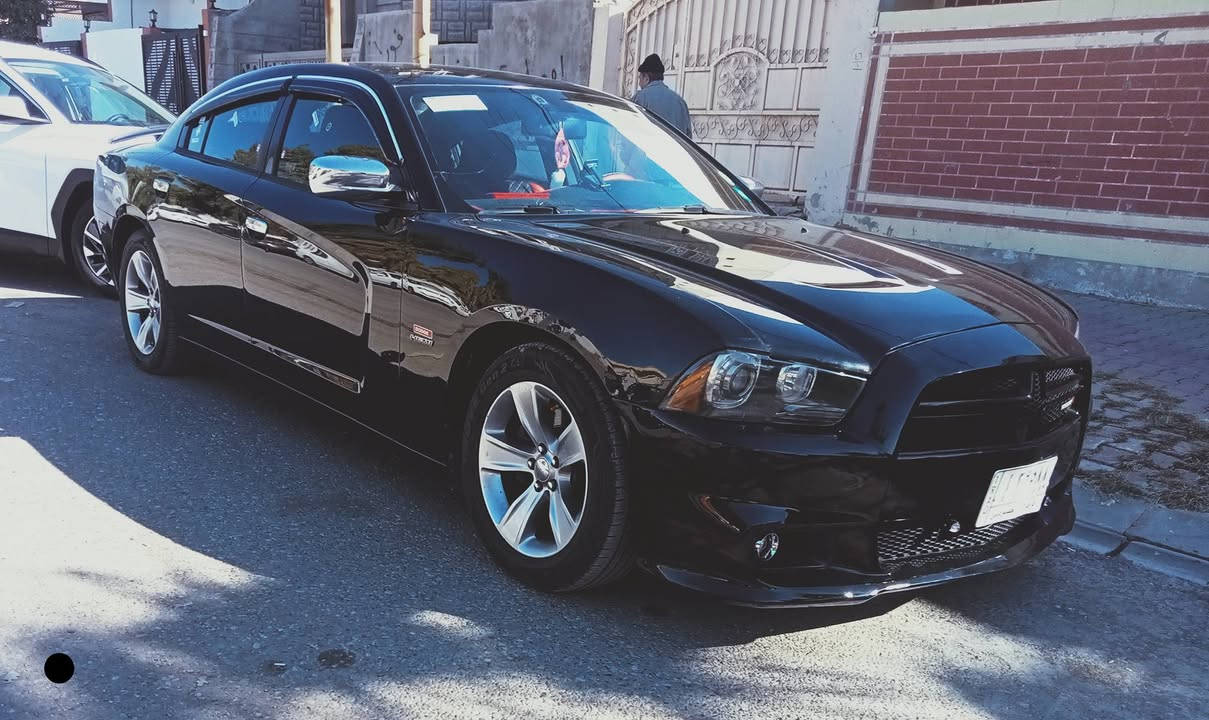 جارجر موديل ٢٠١٣ محرك هيمي ٥٧٠٠ لون اسود رقم كركوك مشروع وطني السنوية لحد ٢٠٢٨ باسمي وبيها بطاقة بنزين .
السيارة كلين ماعدا تعديل بارد في الجاملغ الامامي السكن وجزء اصغير من البونيد مؤشر في اخر صورة عليها بالاحمر 
السيارة عليها منظومة غاز مربوط بشركة حكومية والبطاقة الصفراء مالت الضمان لمدة سنة صيانة مجانية موجودة
الكير و المحرك و التبريد وهيتر والصدر الامامي والخلفي كلها شرط 
بطارية جديدة
شاشة جبيرة 
لايتات وبلاجكتور عدسة  وشاد عليها لدات اصفر كلها .
بيها ترحيب ابواب جارجر
كهربائيات كلها شغالة 
سيارة ما بيها دينار مصرف وما مشتغلة خط ابد مال بيت 
الشراي يجي على الخاص او يتصل على الرقم
***********
مكان السيارة كركوك
السعر ١٣٨
