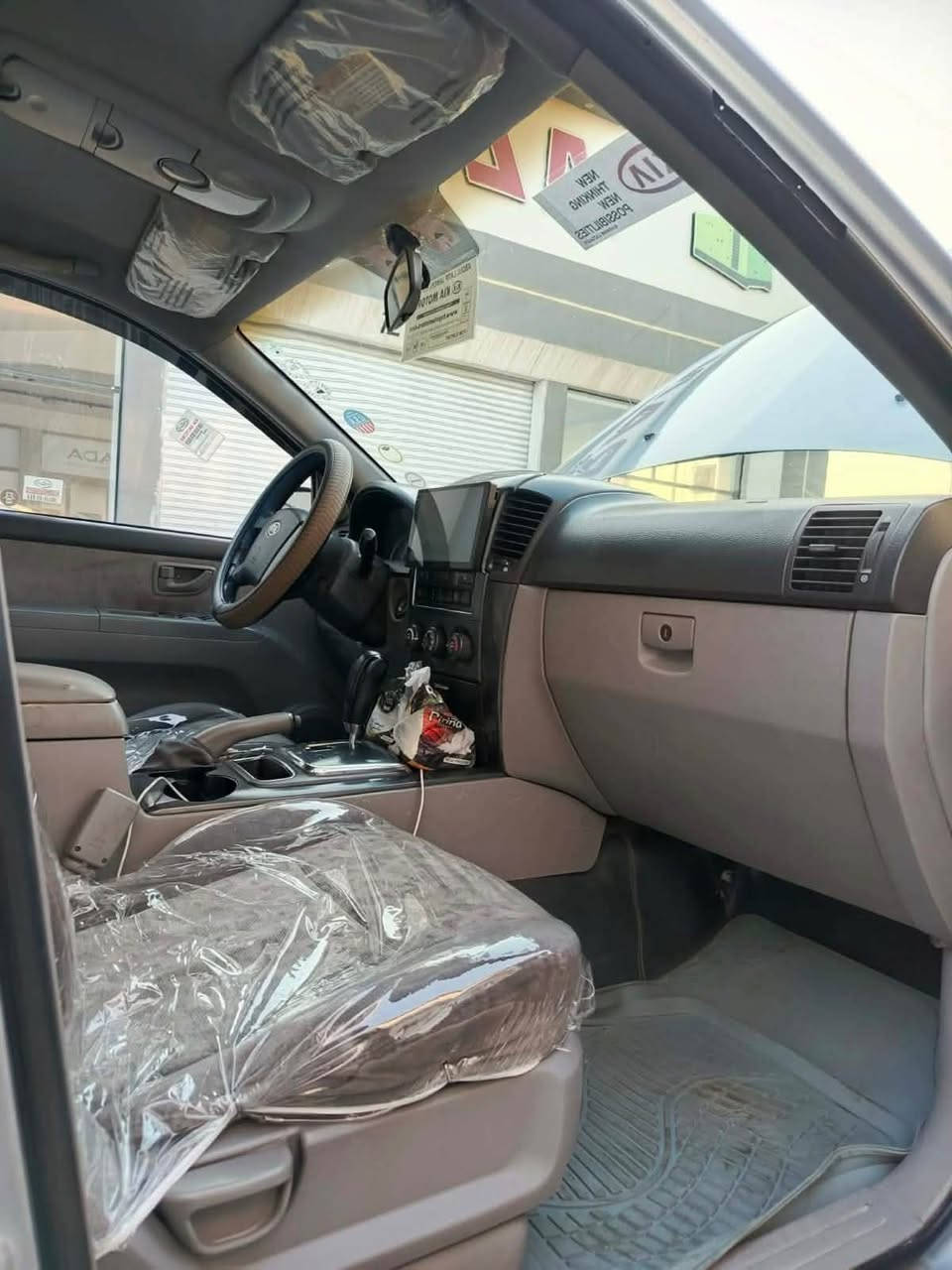 السلام عليكم سورنتو اللبيع والمراوس موديل 2007 رقم دهوك محرك 6  بيها 5 قطع صبغ رش مال جراد فقط وبيها ضربه خفيفه بدون دواخل   ماشيه حقيقي 221 تبريد ثلج كهربائية كامله كله شغاله سنويه الغايت 28 السعر 105 وبيها مجال الاستفسار رقم الهاتف ***********
