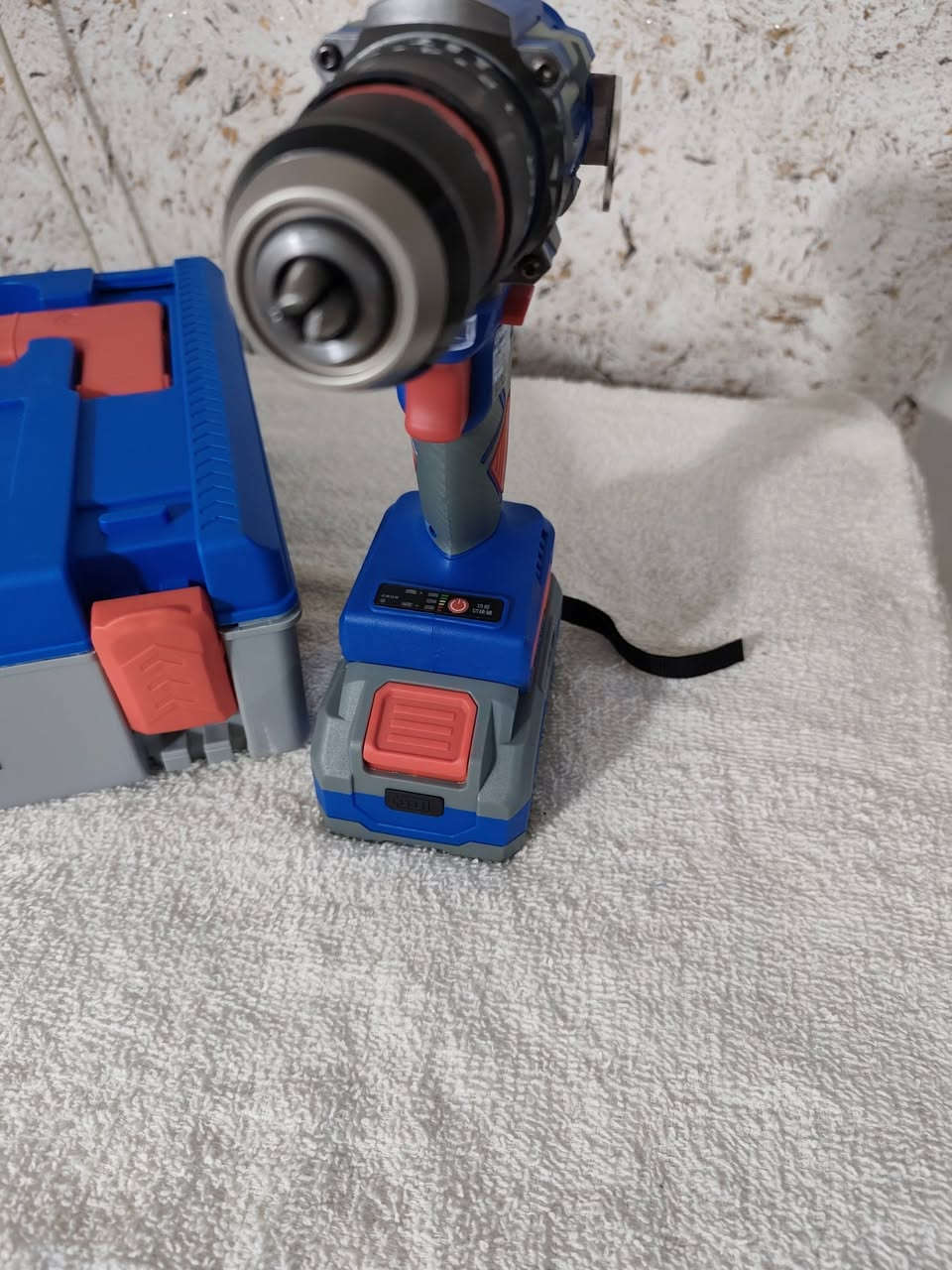 للبيع دريل جديد لوك غير مستخدم ابد اصلي برشلز عادي وهمر طوبه حديد 13ملم بطاريه 10خلايا مفول وبطارتين وشاحنه وياه *********** بغداد مكاني
