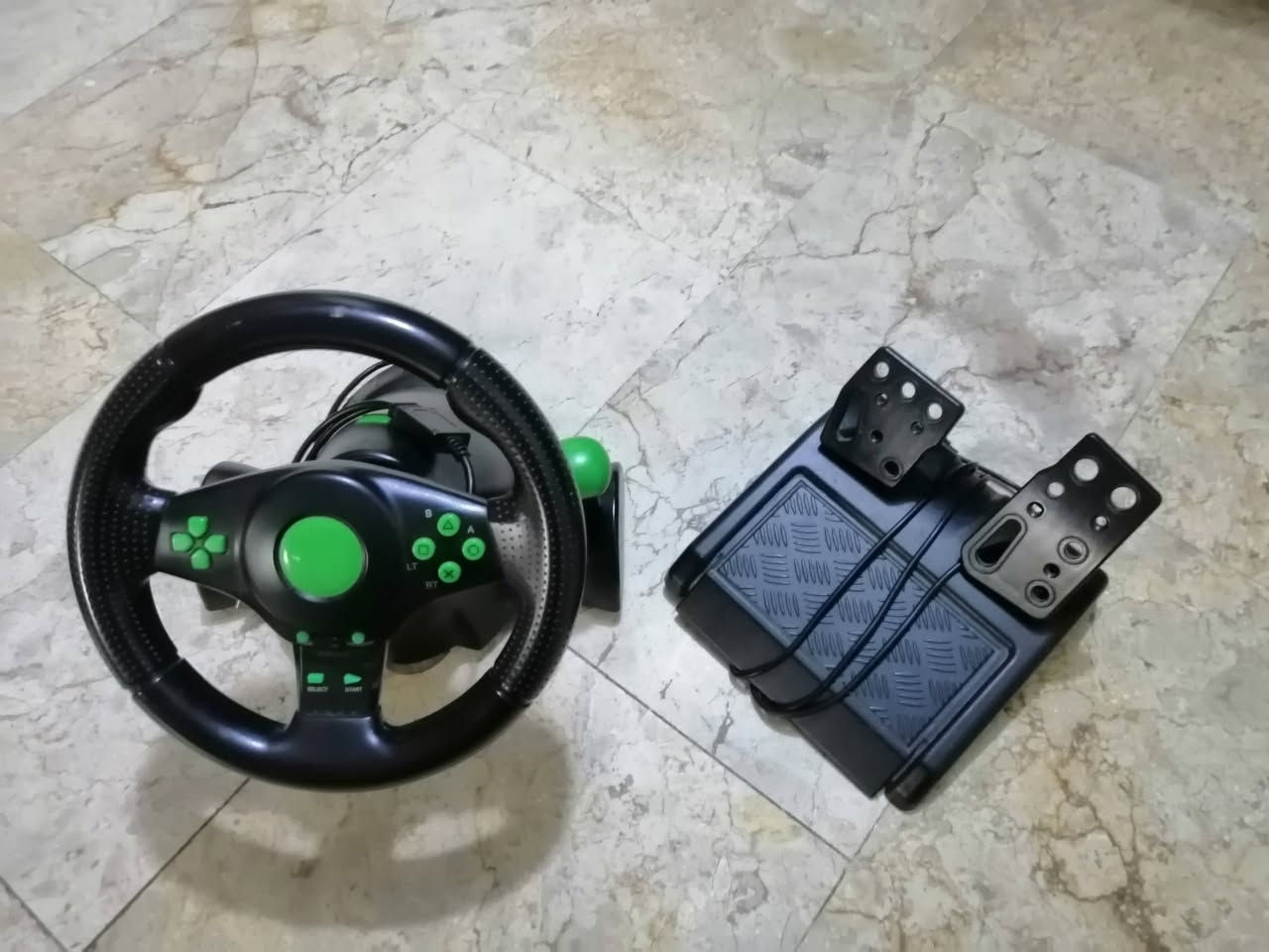السلام عليكم ps2 كامل ملحقاته مع 2جوستك فول نظافه مع دركسون جديد السعر ٦٠ الف مكاني بغداد حي اور الرقم ***********
