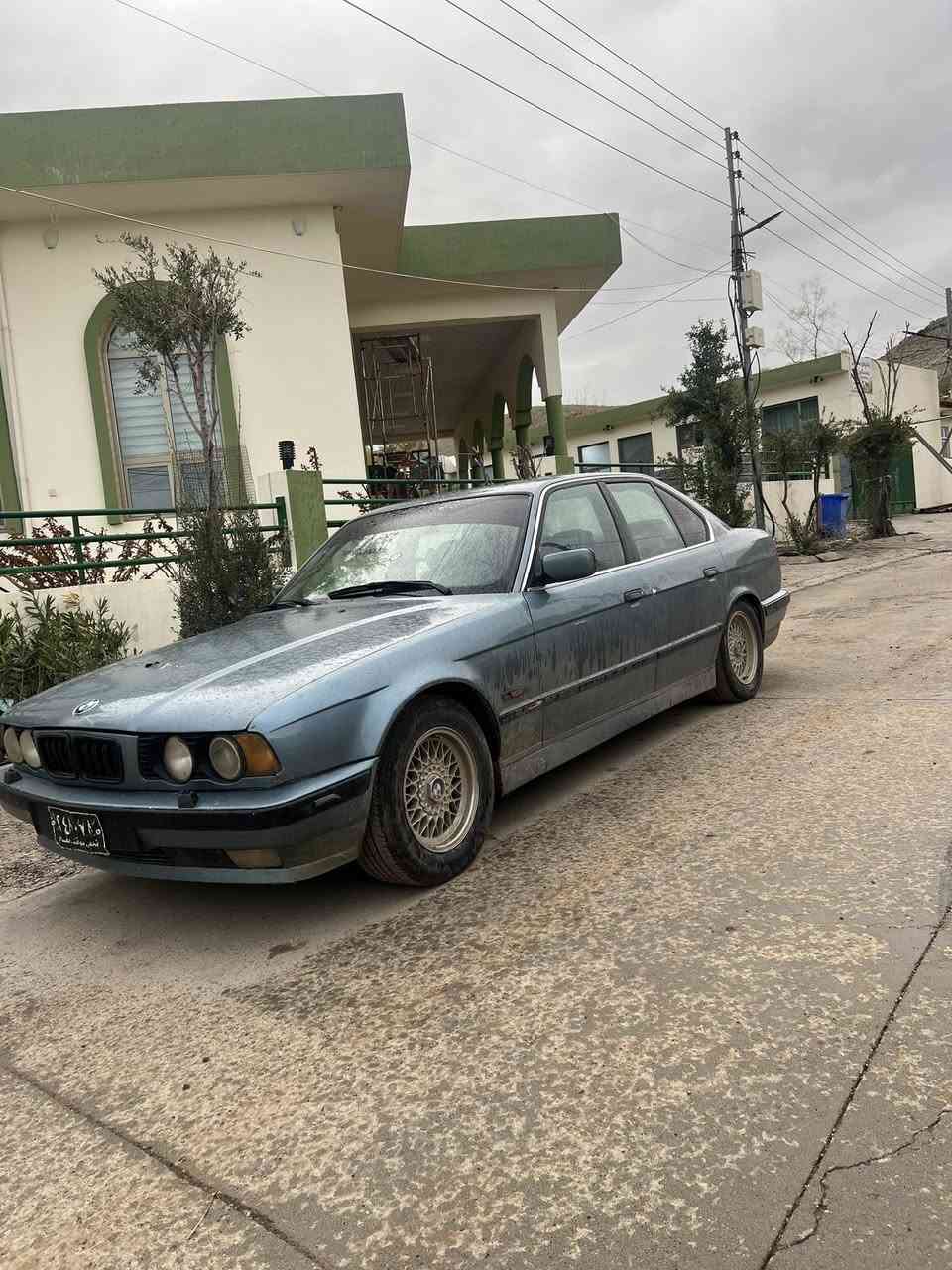 فرۆشتنی خێرااا موشتەریت زۆرر هەرزانە 

بیئێم ٥٢٥ گێڕ عادی بۆ فڕۆشتن ١٩٩١ سەنەوی لەگەڵە 
بەشەرت نایدەم رەقەمەکانی ئەسڵیەو متابقە رەقەم شانسی
ABS مەزبوت
فوول فوول 
مواسەفاتی گێڕ عادیە شاشەیە فۆرمیکا جڵدە پەردە بیلادە چوار جام کارەبای پێش پان سڵاید لۆک کارەبای دەبڵ چکمەجەو دەبڵ ئێرباگ و گێچ ئەلقەیە ناوەکەی لۆک لۆکە فوول فولە 
لێدراوی نیە شان و تیکمەکانی شانسی وەک شوشە نەبوو نەتەوێ
پانکەی کارەبایم بۆ بەستوە بەنزین هەر ناخوا 

سەیارەکە تازە عەینوو کلاج و فلاونی ئەوروپیم دەبۆی کلاجم بۆ بەستوە تازە تاخم پێشم بۆ گۆریوە 
سەیارەکە هەموو عەیبی بۆنیدەکەی تۆزێ بە پانکە دراوە فیتێز گێرەکەی بۆ بەگ مەزبوت نیە ئەویش ٢٥ هەزاری ئەوێ .
لە چەمچەماڵم 
*********** وەتس ئاپی لەسەرە
