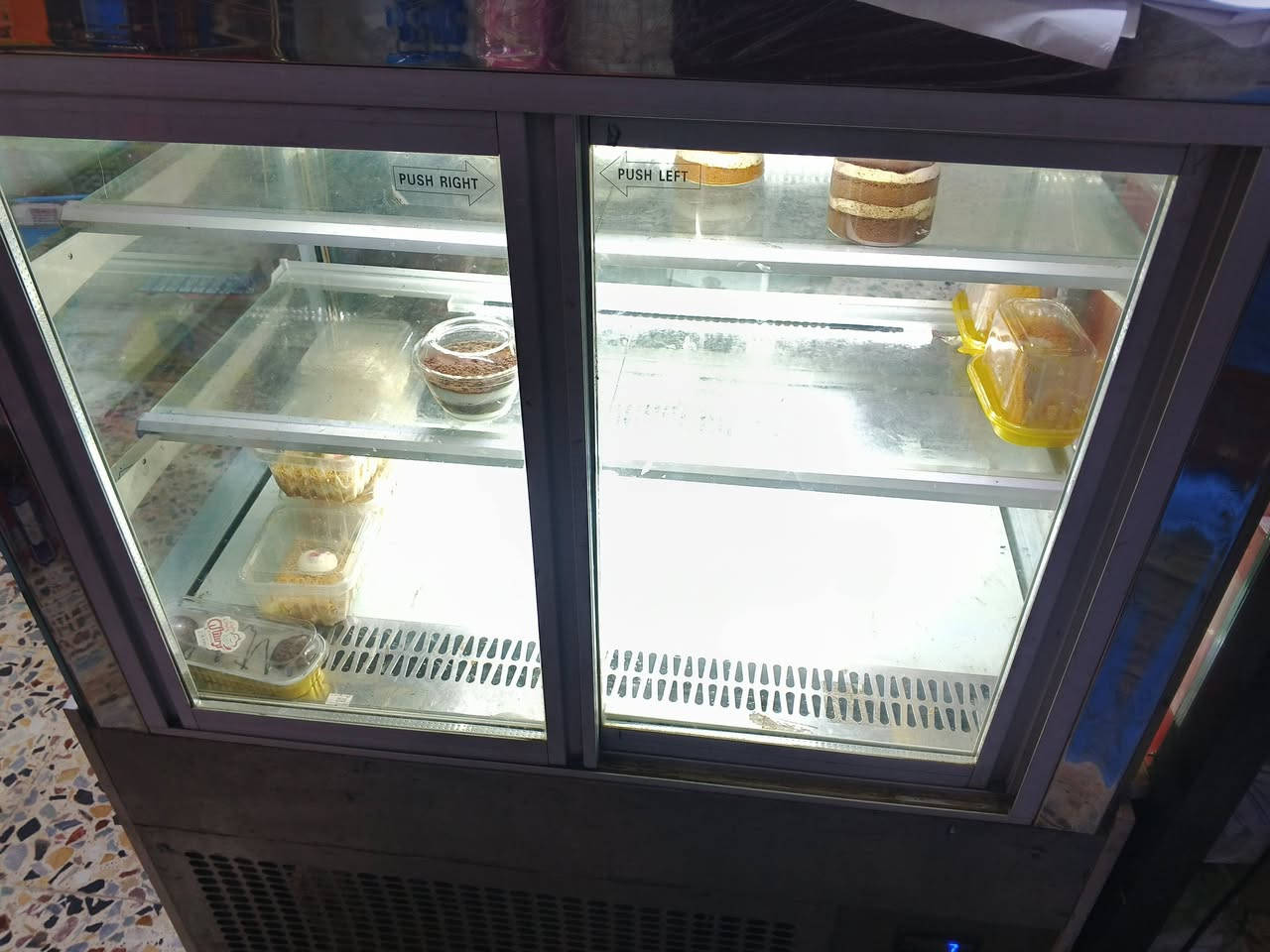 السلام عليكم من رخصه الإدمان عندي براد كيك صار من مشتري سنه ونص اخو الجديد للبيع ربي  يحفظكم 🤲


**إذا كنت صاحب هذا الإعلان وتريد حذفه لأي سبب، رجاءا أرسل رسالة إلى الدعم الفني**