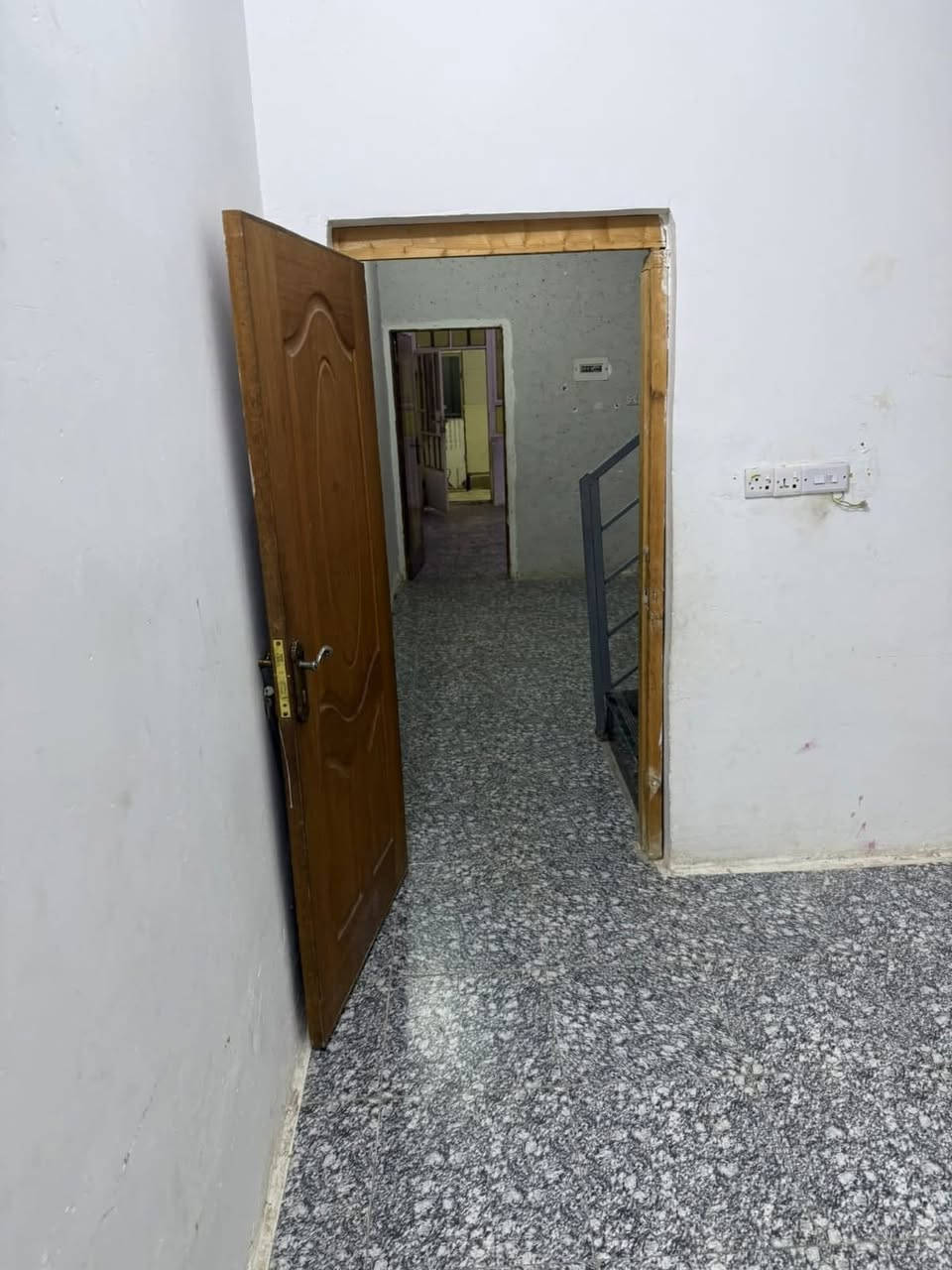 السلام عليكم بيت طابق ثاني الايجار في حي الجهاد في ديوان الاصيل شارع اسواق عبودي معزول المي والكهرباء بي عرفه نوم وحده وحولي وصاله ومطبخ وسطح اجاره 400الف وبي مجال الاتصال على الرقم ***********يوم واحد بالشهر يفرغ البيت ويكون عائله صغيره وموظف
