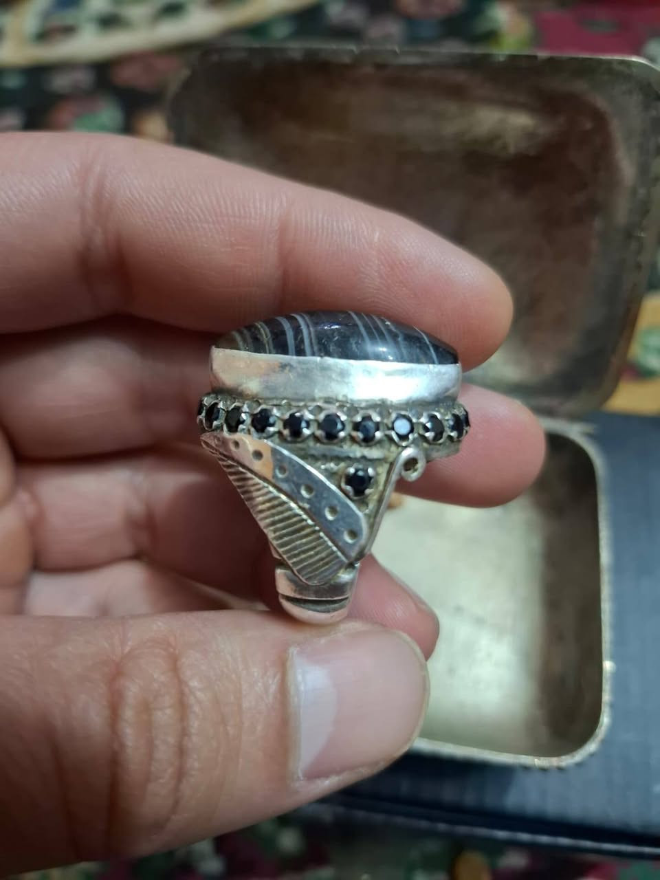 خاتم صياغه يدويه
جزع يماني حبشي قديم 
باسم زاروكه وزن ثقيل 
225  الف***********
