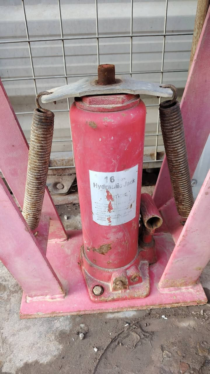 سلام عليكم للبيع معواجه بواري هيدروليكيه بريس من النص انج إلى 3 انج الجك 16 طن اصلي السعر 350 الف وبي مجال مكاني سامراء يوجد توصيل هاتف ***********
