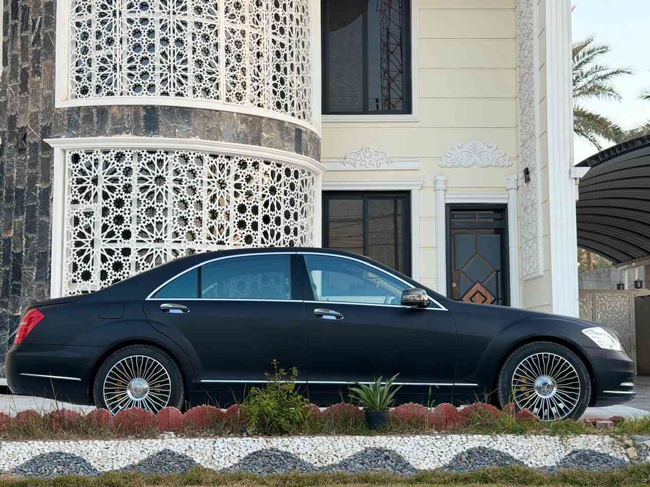 مارسدس 2013 فووول 550 S ماشيه 40 فقط مخزنه 
بيع او مراوس السعر 247$ مكاني بابل رقم بغداد بسمي 
للاستفسار *********** او ***********
