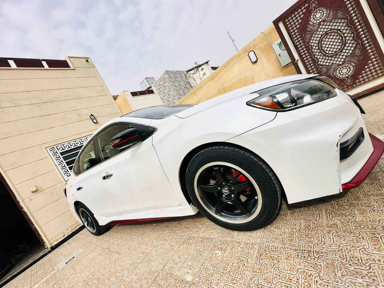 السلام عليكم نيسان سنترا من القطع النادرة والمميزة  فئة (Nismo) اصل للون صدفي 

موديل ٢٠١٩ 
محرك وكير شرط بدون فتح وبدون تصليح 
فول مواصفات 
كشنات رياضيه حضن وتدفئه 
عليها   ويل رياضي تو سايز 
سيارة رياضية قوية سرعة وانطلاقة رهيبه 
عليها ادامة كاملة من نوزلات وبلكات فيت بم 
صدر جديد وجواها طقم تاير جديد 
السيارة جاهزة ترايها من الفاو لزاخو جاهزة مناقصها شعره

ماشية ٩٤ رقم بغداد تحويل بنفس اليوم 

ملخص الكلام السيارة جديدة وبدون نقص
حادثها بس دعاميه خلفيه موضوح بالصور وبيها طخه بسيطة وصغيره بالعراق هم منزلها بالصور
 
السعرر 135 وبيها مجال جداً بسيط 
مكان السياره صلاح الدين تكريت  
للاستفسار اكثر  ***********
