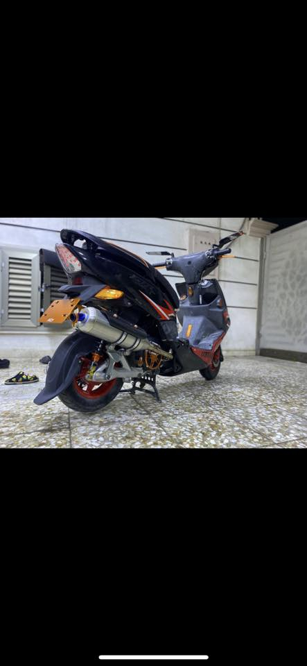 دراجة GTR للبيع 
الدراجة مزودة تزويد خارجي 
المكينة بلادية شرط الفحص والنعومة 
كلجات الأمامي بلادي و الخلفي رياضي بلادي اجه بالدراجة جويتر نوزل باقي السوالف الي متعلقه بالمكينة كلها بلادية وما ملعوب بيها + ظفيرة بلادية زلغ ما بيها شرط الفحص 
شلعة رهيبة تجي وتشوف بعينك 
التزويد الي عليها :
صالنصة بوري عدل واقية كاربون ألياف
قبق فلاوين NCY
قطرة دهن NCY
قطرة اكسل KS
قبق شاصي KS
تعلاكة NCY
قاعده رقم NCY
يدات بريك NCY
كبات كاعيه KS
قفيص صالنصة RGS
فراك بريك رياضي NCY
دبلات خلفي رياضي 
صوندات رياضي مشمشي
ستاند رياضي صفح
براغي رياضي 
تعلاوة دبل رياضي 
 _________
ملاحظة أخرى :
الدراجة كفراتها بلادية ختم واحد ويه المكينة و الدراجة عليها تغليف بعض المناطق وهي : 
السبايدر كاربون فايبر 
الكصه كاربون فايبر 
لزكات بلادية جي تي ار 
ترايش مغلفة لون احمر
اشاير امامي خلفي تغليف 
لون برتقالي فاتح 
مازدة مضلله
قبق كلجات تغليف كلمة YAMAHA فقط 
قبق بانزين تغليف برتقالي
ملاحظة :الكفرات بلادية والترايش والاشاير كلها بلادية بس مغلف جمالية لان الدراجة لونها اسود بالأصل متجي بيها لزكات تريد تشلعه ترجعها بلادي او تخليها بقت يمك + الويالة مصبوغة جمالية 
————-
ملاحظة أخرى الدراجة غراضها البلادية كلها موجودة و تأخذها ويه الدراجة وأوراقها كاملة بيها أوراق مزاد الدراجة و شوكت دخلت والدراجة معتني بيها من كل النواحي من ناحية دهن امزويل و البانزين المحسن 
النواقص الي بيها حساس الصالنصة مكطوع + الرون مالتها شويه صاعد يقره 2 ما اعرف شنو السبب للأمانة 
_______
 السعر : مليون و400الف وبيها مجال للطيبين . مليون وجوه لا تخابرني رجاءا الدراجة تسوه اكثر تجي وتشوفها واهل الخبرة يعرفون سعر المزود 
للاستفسار ***********
العنوان بغداد الشعب
