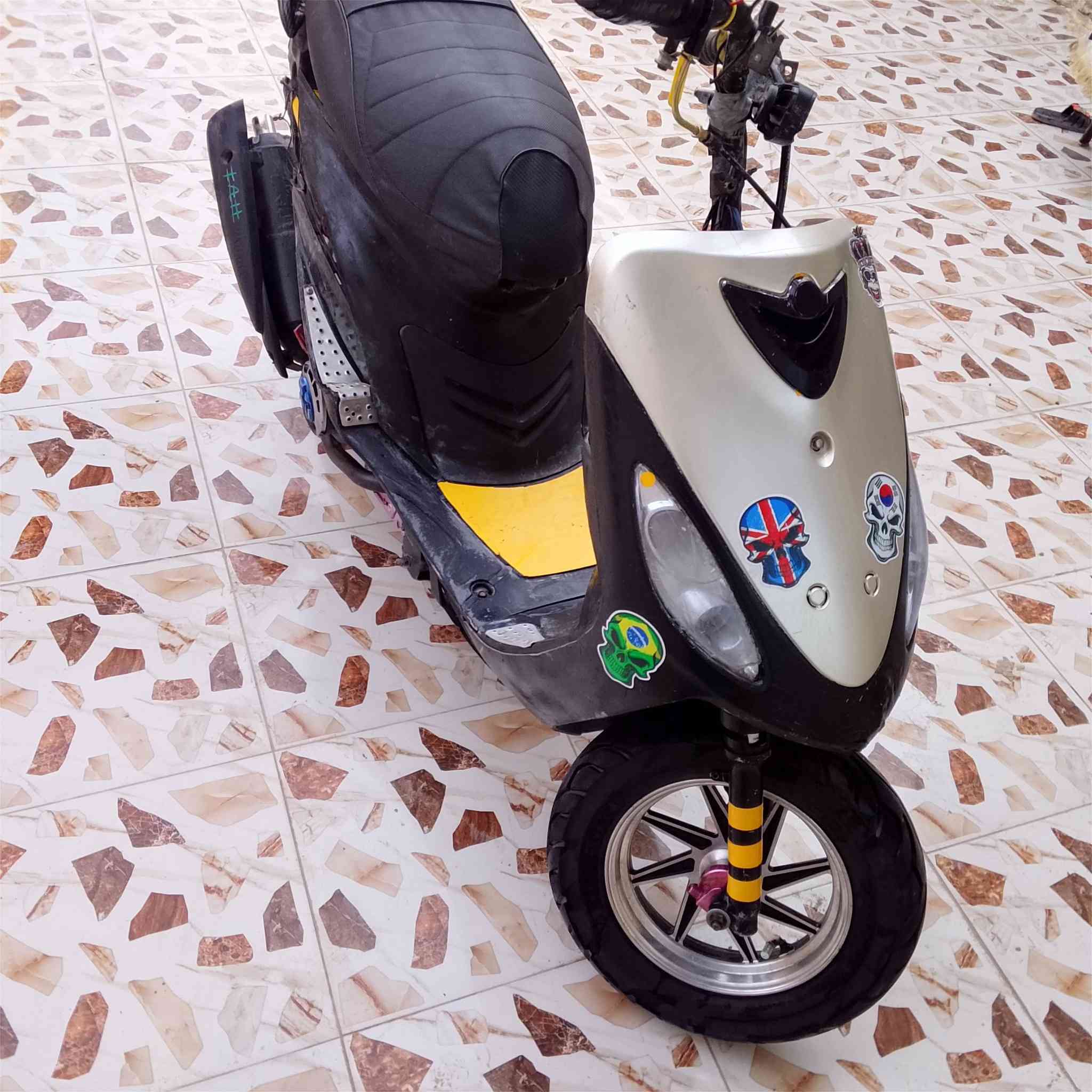 السلام عليكم البيع ماكس منغولي درجه نضيفه حيل بوشه ٤٩ مفتوحه مره واحده نشاط فولل شيال رياضي وياله رياضي سعر ٢٤٠ وبيها مجال بسيط قراضه موجوده رقمي *********** /// كفرات دراجه موجوده
