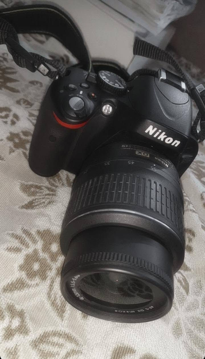 كاميرا نيكون Nikon 5100D 
شتر قليللل جدا يعني استخدام قليل بشكل مقارب للجديد نظافة 99% اذا مو 100% اصلاً 

- دقة 16.2 ميغابكسل.
- مستشعر CMOS بحجم APS-C (DX).
- تصوير فيديو Full HD 1080p.
- شاشة متحركة قياس 3 إنج.
- نظام تركيز تلقائي بـ 11 نقطة.
- تصوير متتابع بسرعة 4 صور بالثانية.
- حساسية ISO من 100 إلى 6400 (قابلة للتوسيع إلى 25600).
- تدعم التصوير بصيغتي JPEG و RAW.
- فلاش داخلي مدمج.
- مدخل مايكروفون خارجي.
- تدعم بطاقات SD / SDHC / SDXC.
-  وياها العدسة الأصلية 18-55 .
وياهه كل الملحقات الجنطة والحزام والبطارية والشحن الاصليات مال شركة نفسهه وحته عقد شراء من الشركة نفسها عندي 
سعرهه 525 وبيها مجال للجاد متواجد واتساب فقط *********** لحك عليها قبل الزيارة الاربعينية

الكاميرا مناسبة للتصوير الفوتوغرافي وتصوير الفيديو . الكاميرا جوكر حرفياً تفيد المحترف تفيد المبدئ وتشتغل وياك فيديو وصور بدقة خرافية.
