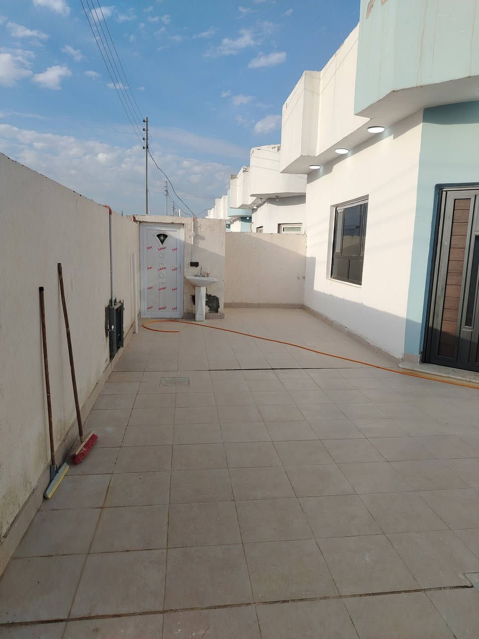 #بيت للبيع ركن
#أبوابه المثنى بناء شخصي نفسه صاحب الدار
 #مساحه ( 280) لبيت فارغ
#تدفع ( 65)
#بشهر ( 500 ألف)
#ملاحظة الكفيل يبقة نفسه 
#السعر( خاص)

🔴 للأستفسار أكثر مراجعة (مكتب # ابو مصطفى_ _للعقارات
🔺 العنوان السماوه-السايدين-تقع-بين-الحيدريه-وحي-الشرطة٠٠ مقابيل ال دلي

👇👇👇👇👇👇👇👇👇👇👇
#الاتصال_بالرقم
***********
***********
