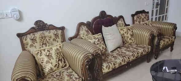 طخم رئاسي ( ٩ مقاعد) نظافة ٨٥ ٪ كما موضح بالصور 
كوشات كاملة / مخدات حيل نظيفة 
بييه مشكلة فقط بالتوج
١/  ( اللي بالبرتقالي) مكسور ويمكن تصلحيه بس اريد ابيع وابين العيب بييه
٢ / ( اللي بالاصفر ) تاج مكسور وضايع
السعر ٣٥٠٠٠٠   وبييه مجال بسيط
للاستفسار  / *********** موصل
