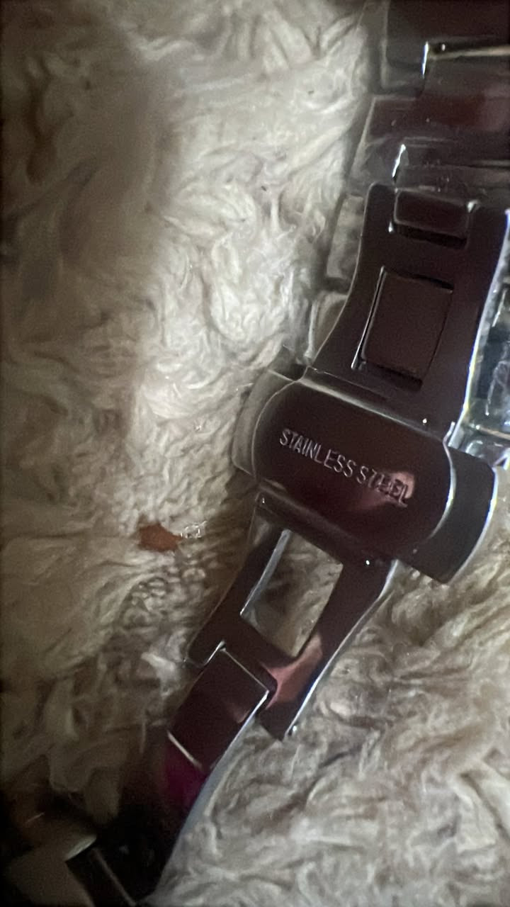 للبيع: Tissot PRX مطعمه بلون الذهبي والفضي
• الموديل: تصميم الـ PRX الشهير، يلبس رسمي وكاجوال.


**إذا كنت صاحب هذا الإعلان وتريد حذفه لأي سبب، رجاءا أرسل رسالة إلى الدعم الفني**