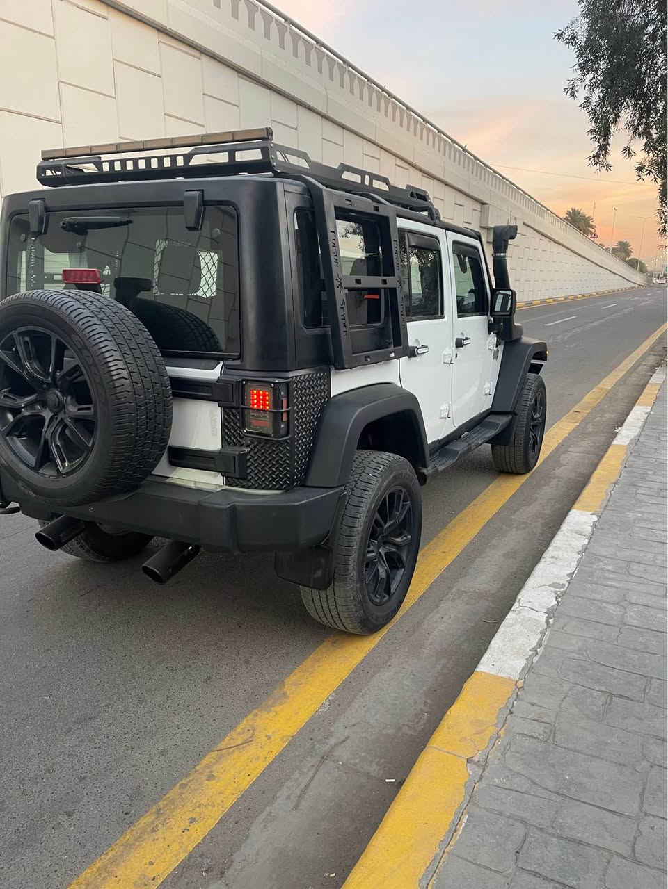 سلام عليكم جيب موديل 2013 وارد أمريكي الصبغ جاملغ وباب فقط بدون شواصي ولا دواخل ولاضرر السيارة فول مزودة المكينة والكير كفالة السيارة جاهزة من كير محرك صدر تبريد ملاحظة المحرك V6 المواصفات شاشة كامرة خلفية رادارات جلد الموقع بغداد الاستفسار الاتصال على الرقم التالي *********** بغداد, العراق
