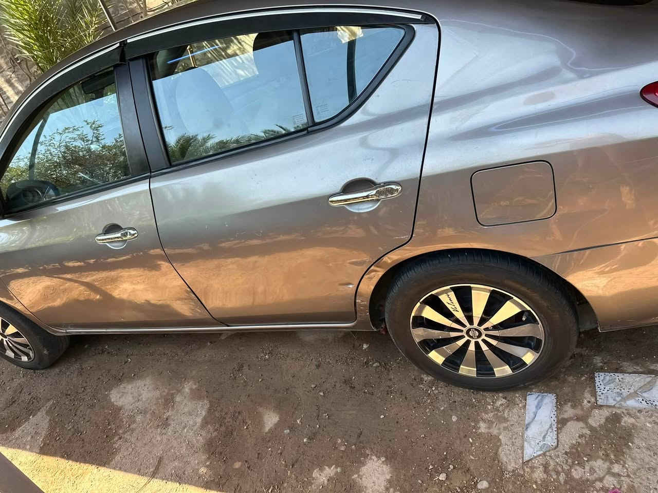 سني هندي 2017
رقم اربيل باسمي
بيه باب مبدل وبارد بلباب وبارد على كد اصبع بحافة البنيد 
وشخوط بسيط بلدعاميات 
محرك كير تبريد صدر كله بحاله ممتازه
٨٩ بيه مجال
المكان الاعظميه 
***********
