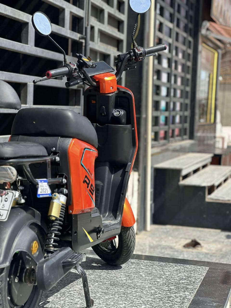 اخوان عندي هاي الدراجه R9 
البطاريه 5
بيها نضام بارك 
بيها نضام R
والسعر 400 وبيها مجال  استفسار عل رقم ***********
