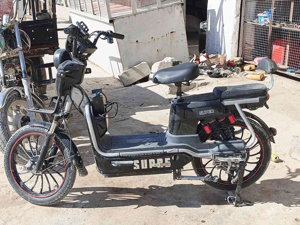 السلام عليكم دراجه شحن للبيع موديل 2025 دراجه نضيفه كامله تمشي 60 سرعته السعر 350 وبيه مجال مكان نجف عسكري شارع السبيس رقم الهاتف *********** 😉
