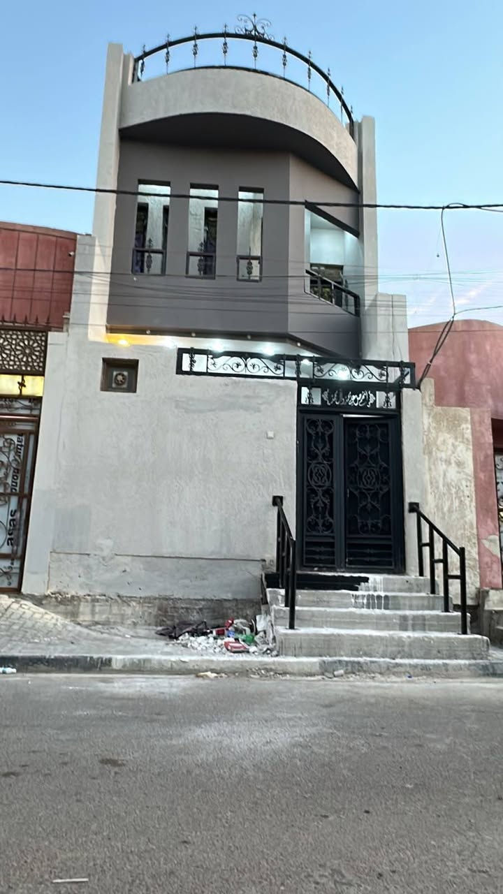 ✨ بيت حديث موقع مميز للإيجار – القبلة / الـ4 آلاف ✨
🏡 فرصة مميزة للعوائل الباحثة عن الراحة والهدوء في موقع حيوي قريب من جميع الخدمات.

📐 مساحة العقار: 100م² طابو صرف

🏠 البناء: حديث (طابوق)

🏢 عدد الطوابق: طابقان

🔹 الطابق الأرضي:

• غرفة نوم

• غرفة استقبال

• هول

• مطبخ

• منور

• حمام داخلي

• حمام خارجي

🔹 الطابق الثاني:

• غرفة نوم

• هول كبير متعدد الاستخدامات

• بلكونة

• ترك (سطح صغير) مناسب لجلسة عائلية أو مساحة خضراء للشواء والاستراحة

📍 مميزات الموقع:

✅ يبعد 100 متر فقط عن الشارع الرئيسي المؤدي إلى جسر المعارض وصناعية حمدان

✅ توفر كافة الخدمات (مدارس حكومية، أسواق، افران، صيدلية)

✅ منطقة هادئة وآمنة ومخدومة بالكامل

💎 بيت عملي بموقع ممتاز يلبي احتياجات العائلة اليومية ويوفر سهولة الوصول إلى جميع الخدمات.

📞 للاستفسار والمعاينة:

المالك: ***********

