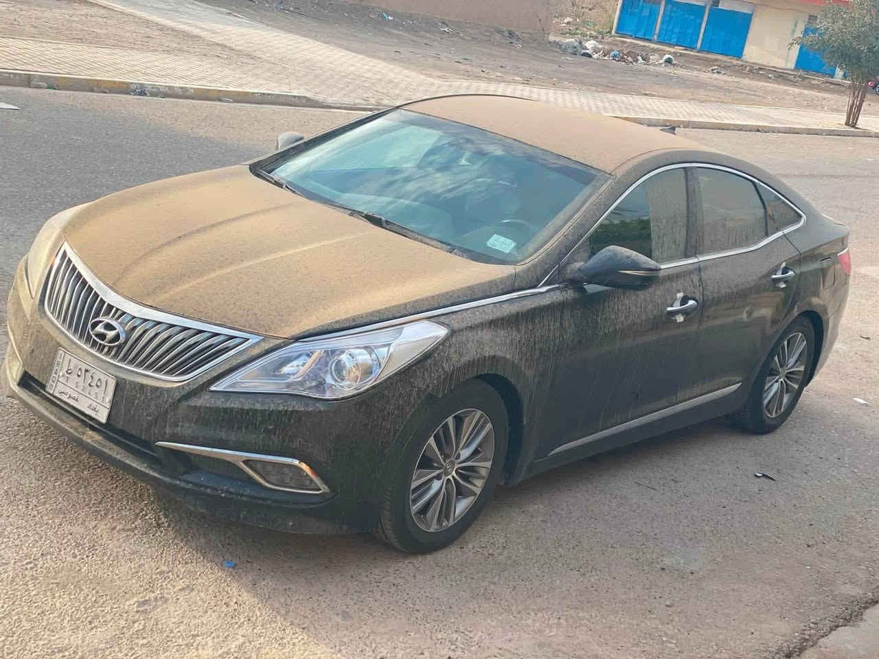 للبـــــيع ازيرا گراند اعلى فئة 2017 🚗
فول مواصفات ماعدا الفتحة

**المواصفات:**
- الموديل: 2017
- اللون: اسود 
- المحرك: 2400 ( 4 سلندر) يعني ماكو صرف بانزين 
- الكير: اوتوماتيك
- بصمة +اشارة ترحيب بالمرايات +لد اضائه 
- شاشة + كاميرا رجوع 
- كشنات جلد + تدفئة وتبريد مقاعد
- تحكم ستيرن + تدفئة ستيرن + مثبت سرعة
- حساسات امامي خلفي
- 6 ايرباك

- السيارة خليجي / وارد
- الضرر: الچاملغ الخلفي فوگ قبغ البانزين والچاملغ الامامي اليمين معدل ع البارد والبنيد رشيته صبغ لأن متضرر من فضلات الطيور والسياره مامتعوبه 15 يوم بالدوام ماتتحرك بس تشغيل يومين بالاسبوع 
- الرقم: بغداد سنوية بإسمي ثاني يوم تحويل
- السيارة جاهزة من كلشي مابيها اي نقص حداديه صار اسبوع من كملتها منظومة تبريد كاملة 

السعر المطلوب: 138وبيها مجال بسيط 
العنوان: بغداد المدائن سلمان باك خلف المرقد 
للاستفسار: ***********
