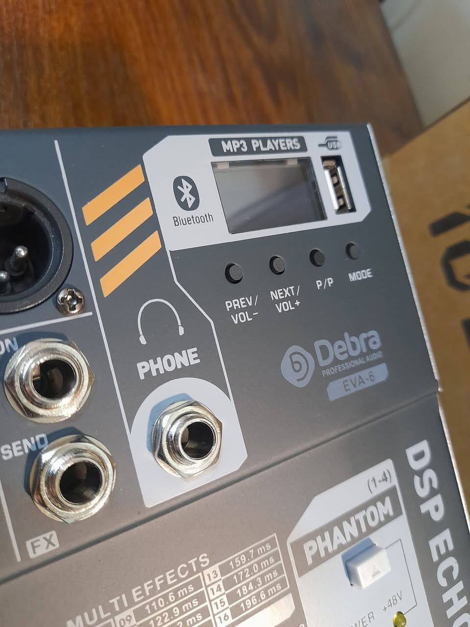 يا الله 
قطعة لا تتكرر دائماً 

📢          مكسر الصوت الاحترافي 
  (   Debra Audio EVA-6  )            

هذا المكسر عبارة عن منصة هندسة صوتية وماسترنك 
اكثر من كونه مكسر ،
يجمع بين المتانة وجودة التصنيع،
 والحداثة في عالم الصوتيات 

مكسر + كرت صوت احترافي  + مشغل بلوتوث
 + معالج مؤثرات صوتية احترافي 

🔥أهم المميزات  🔥

●  تسجيل الصوت الذي على المكسر بكامل المؤثرات 
تسجيل خام ،
من خلال وضع فلاش او الرام في المنفذ المخصص 
ويتم التسجيل بصيغة mp3

● يحتوي على كارت صوت احترافي 
يمكن ربطه بالحاسوب عن طريق منفذ usb واستخدامه في برامج التسجيل 

● زر تصفية الصوت: 
يقوم بقص الترددات المخفظة مثل صوت الهواء
وضجيج المكيفات واهتزاز المايكروفون .

● يحتوي نوعين من الايكولايزر: 

1 _ جنل ايكولايزر :  
وهو مخصص لكل ميكروفون على حدة
وظيفته: تعديل خامة صوت القاريء .
في ترددات صوته المخفظة والمتوسطة والعالية 

2 _ الكرافيك ايكولايزر :   
وظيفته  التأثير على خامة  الصوت النهائي
 مع المؤثرات المدمجة 
الخارج من المكسر  للسماعات الكبيرة.

●  زر ازالة صوت القاريء في القصائد وبقاء التوزيع والايقاع الخاص بالقصيده 
يتم تفعيله عند نشغيل قصيده من خلال البلوتوث او الفلاش 

● زر (ستاند باي ) 
لأسكات جميع المكروفونات دفعة واحدة دون الحاجة لانزال مستوى السلايدرات واحدة تلو الاخرى 

مع وجود زر كتم مفرد لكل جنل 

• ​ : PFL
 ميزة استماع الصوت في سماعة الأذن قبل رفعه للجمهور. 

(خاصة بمهندس الصوت او الشخص المتحكم بالمكسر )

● سلايدر للتحكم بصوت الخارج للسماعات اليمين واليسار (الموجهة للجمهور )
 لكل جهة سلايدر لليمن ولييسار 

● سلايدر خاص بسماعة المونتر (سماعة المراقبة )
mon send 
الي تكون باتجاه القاريء 
والتحكم بمستوى المؤثرات الداخل عليها 
حتى يستمع القاريء لصوته الطبيعي ولاتشوش المؤثرات على ادائه
 (مثل وجود مؤثر تكرار الكلمات بنسبة عالية )
يتم خفظ المؤثرات فقط من جهة سماعة المراقبة 
الي تكون باتجاه القاريء 

● معالج المؤثرات الرقمي dab 16 

يحتوي على 16 مؤثر صوتي  جاهزاً
 (من صدى القاعات إلى تكرار الكلمات اي الريفيرب ) 

مع شاشة رقمية لعرض رقم المؤثر 
مع أزرار التنقل بين المؤثرات
والاختيار من بين 16 اعداد جاهز للمؤثرات الصوتية

● خاصية الريبيت : 

تحكم اكثر بتكرار الكلمات من خلال الزر المخصص لها 
(مفيد لمجالس الشور )

● خاصية المؤثرات بتقنية السيند : 
(Send)

خاصية السيند لها ازرار دوارة وسلايدرات في هذا المكسر ،

وظيفتها كالاتي 
 لا تضع المؤثرات مثل الصدى وغيره
 على الصوت مباشرة وتؤثر على ملامحه ،
وانما يكون المؤثر بمحاذاة الصوت ، 
ويتم التحكم بمقدار دخول المؤثرات على الصوت 
من خلال السلايدر ،
وهذه هي الخاصية المستخدمه  في الاستوديوهات الاحترافية 

سعر الجهاز : 160


**إذا كنت صاحب هذا الإعلان وتريد حذفه لأي سبب، رجاءا أرسل رسالة إلى الدعم الفني**