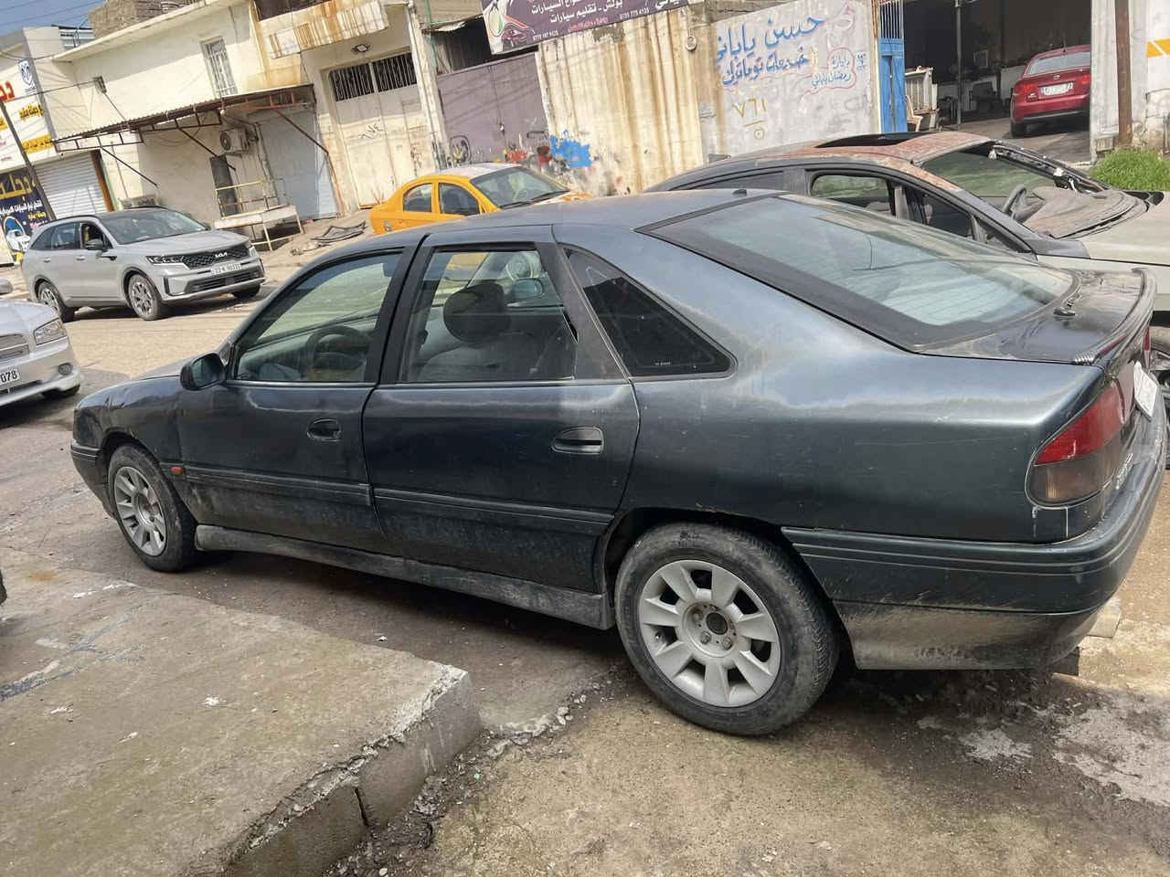 سلام عليكم رينو البيع رقم الماني شرط التحويل السياره كدام العين موديل.93المكينا بيه اثر رخوا السعر ١٣ ***********
