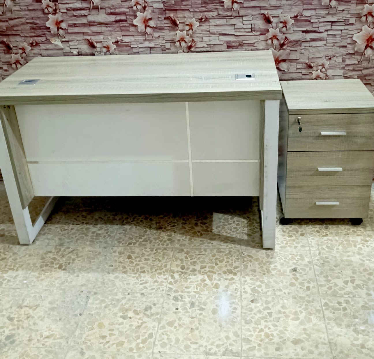 ‏ميز مكتبي جديد ما مستعمل العنوان بغداد السعر 125 وبي مجال ***********
