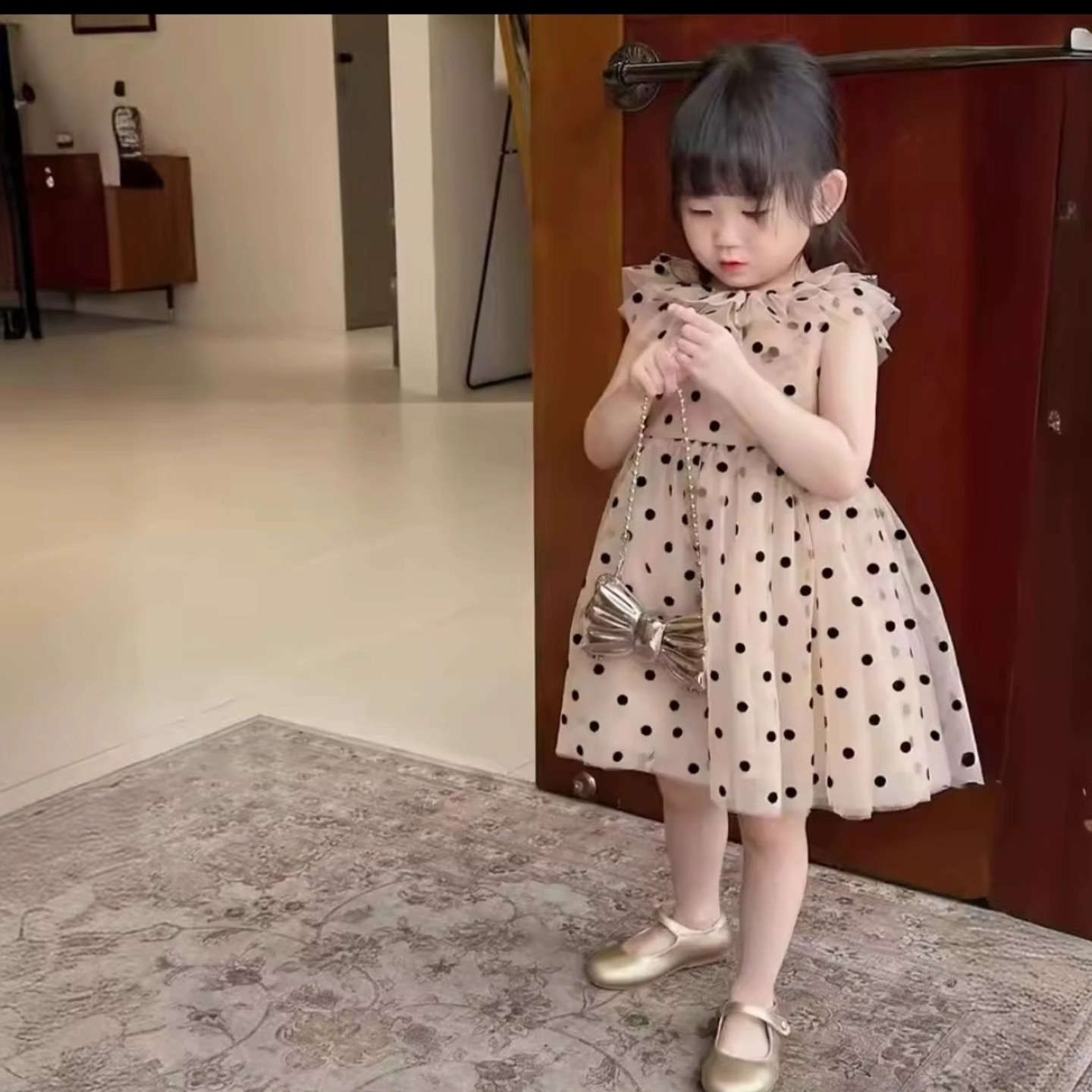 فستان بناتي شيفون ناعم وأنيق جداً
لون مميز وراقي 👌
ويجي بتفاصيل سوداء تخليه فخم ومرتب 🖤
ستايل أميرات مناسب للمناسبات والخروجات
 القياسات: من 1 سنة إلى 7 سنوات
خفيف ومريح وكلش يطلع حلو باللبس 🌸


**إذا كنت صاحب هذا الإعلان وتريد حذفه لأي سبب، رجاءا أرسل رسالة إلى الدعم الفني**