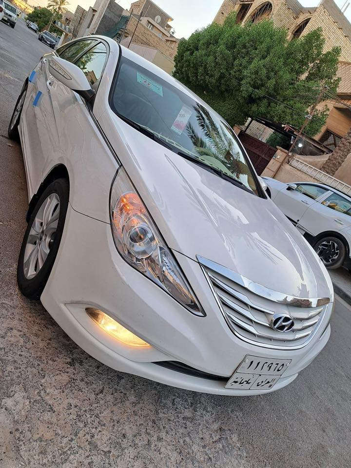 السياره موديل 2012 خليجي
ماشيه ١٢٧ الف حقيقي 
السياره سنويتها تسقط با 2026 بشهر ٨ 
السياره بيها رش بنيد وجاملغ خلفي ما مبدل بيها ولا قطعه 
كلشي شغال بيها وحداديه جديده والمكينهً هم جديده مكان السيارة السعر $١١٨ 
بابل با جمعية مجمع بيروت 
***********
