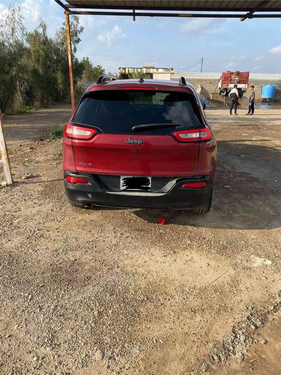 السلام عليكم جيب شيروكي 2016 وارد امريكي حادثها جداً بسيط بدون ايرباك شوية بل جنطة والجنطة مبدلة اصلي والجاملغ فقط بارد  موصفات وضعيات قيادة تحكمات ستيرين فور ويل شاشة كبيرة كامرة خلفية وباقي الموصفات المعروفة السعر 105 وبيها مجال حك الجية المكان بغداد التاجي رقمي ***********
