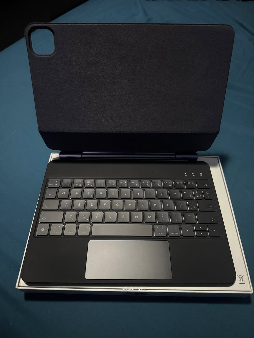 ⌨️ كيبورد وحافظة ماركة آيباد برو 12.9 كواليتي جداً عالي ظهر جلد وزن ثقيل بلون اسود جميل
بالكارتون غير مستخدم شرط
بلوتوث وشحن تايب سي
 • 📱 حافظة + كيبورد بنفس الوقت
 • 📏 يدعم iPad Pro قياس 12.9 إنج
 • ✅ يشتغل ويا موديلات 
(2018 / 2020 / 2021 / 2022)
7 مودات اضاءة متغيرة 
الشحنه الواحده تمشي اكثر من 300 ساعة عمل في حال بدون اضاءة

للاستفسار خاص
توصيل موجود 

#كيبورد
#كيبورد_آيباد
#آيباد_بروص


**إذا كنت صاحب هذا الإعلان وتريد حذفه لأي سبب، رجاءا أرسل رسالة إلى الدعم الفني**