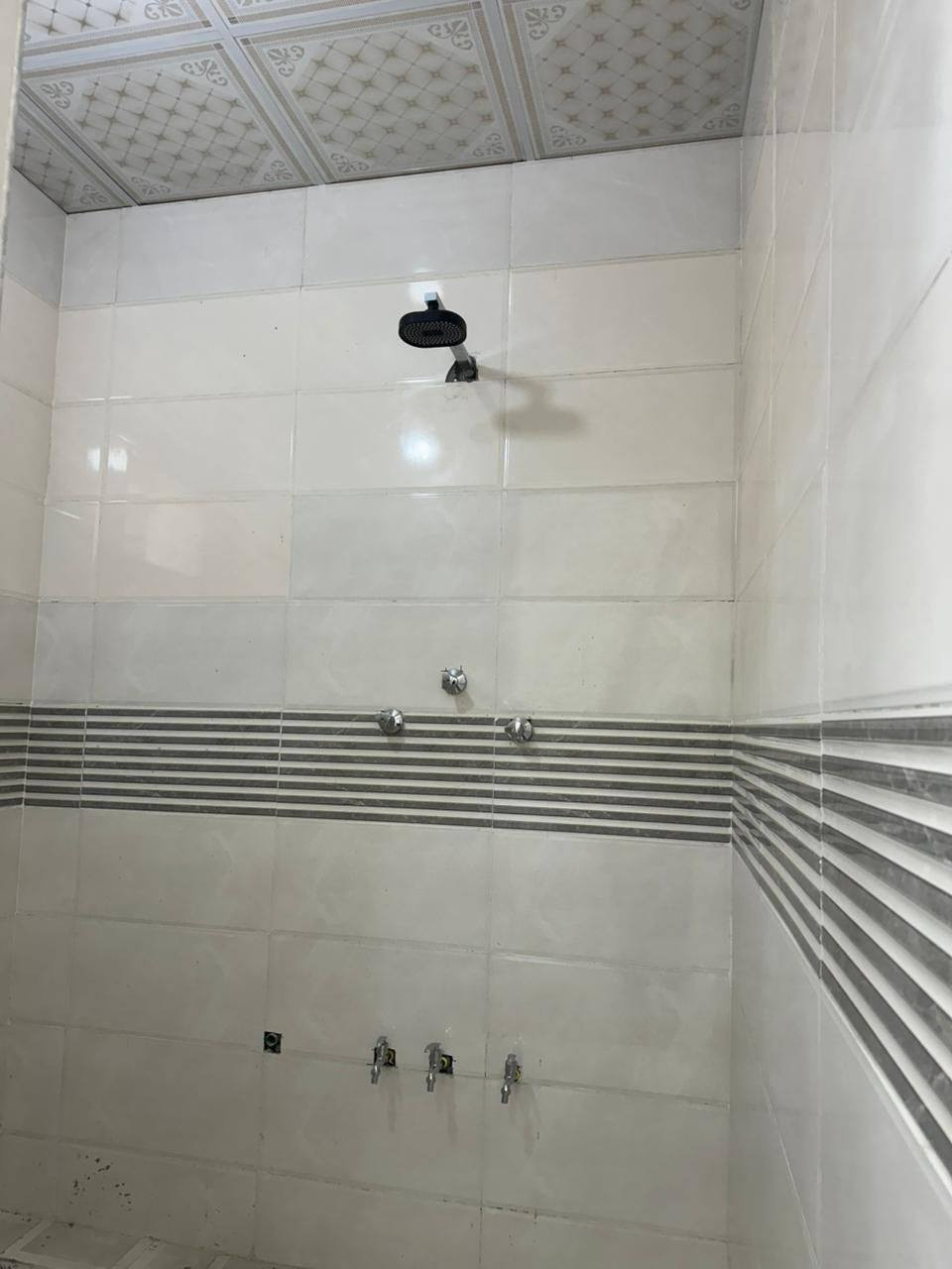 السلام عليكم.. يوجد بيت للبيع بناء حديث ممسكون بي طابقين الطابق الأول يحتوي ع مطبخ وستقبال وصاله وغرفه نوم ومنور وصحيات داخليه وخارجيه والطابق الثاني يحتوي ع غرفتين نوم وصحيات موقع البيت سلمان باك المدائن منطقه الحضاريه بلبدايه قرب العياده ابو انس البيت زراعي خدمات كامله شارع عرضه 10 متر للاستفسار الاتصال ع الرقم *********** متوفر واتساب أو مراسله الصفحه
