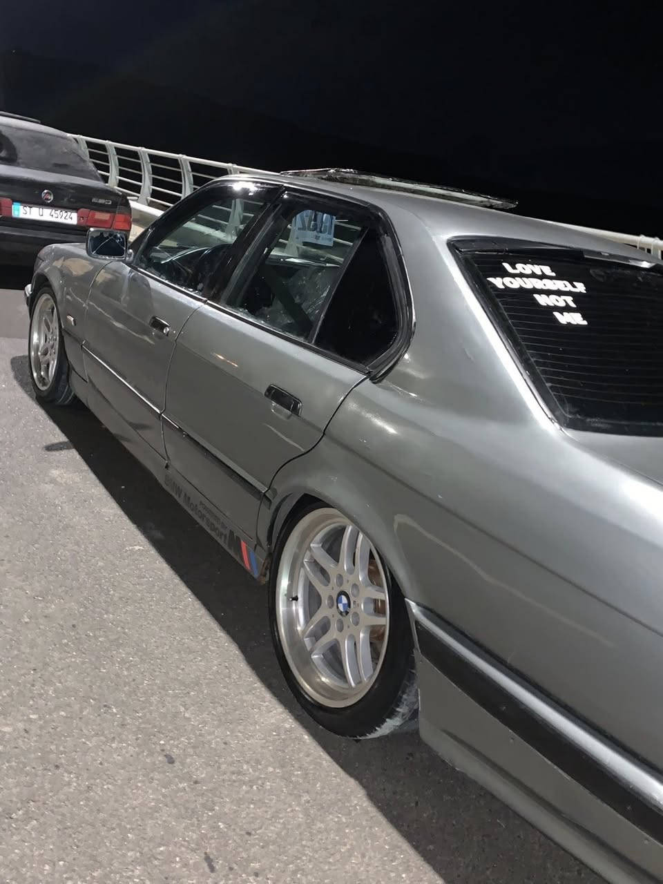 سەرەتا بەناوی خودا BMW
بۆفرۆشتن مۆدیل1993حجم 520 گێرحادی
بێ لێدان موس براوە بەشەرت 
سەنەوی وەکاکە ئەسڵ 
٤ تایەو ویل Mلۆکی لەژێرە
فولە بەس عادیە 
لەسەر ساخی حامکراوە 
تازە پۆلیش کراوە بەس ماشەلای دەوێت 
موشتەری نامە بنێرە ژ.م***********
شوێن سۆران
