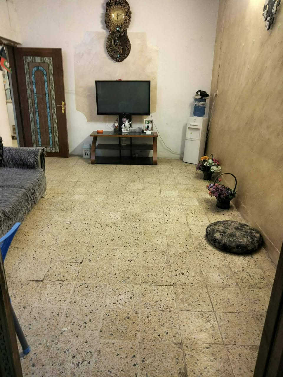 سلام عليكم بيت للبيع المكان المحموديه السوق شارع الاطباع فرع صيدلية الغايه فرع المصلاوه المساحه 128متر ملك صرف طابقين الارضي يحتوي على استقبال وهول وساحه درج ومطبخ وغرفه نوم كبيره وصحيات داخليه وخارجيه والقاط الثاني يحتوي على غرفتين كبار / السعر 120 وبي مجال /التواصل على الرقم /***********متواجد واتساب والرقم الثاني/ ***********
