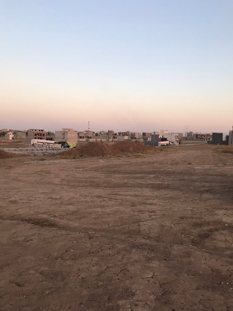 السلام عليكم ورحمة الله وبركاته ًًً يوجد قطعت ارض للبيع المساحه 150متر واجها 13ب12الارض صايره ركن وشارع 10كدامها ماي كهرب موجود بيها سند 25حق التصرف عنوان الارض حي القوسيات كلية الحياة سعر الارض17وبيها مجال للتواصل والاستفسار اكثر اتصل على الرقم ***********يوجد واتساب
