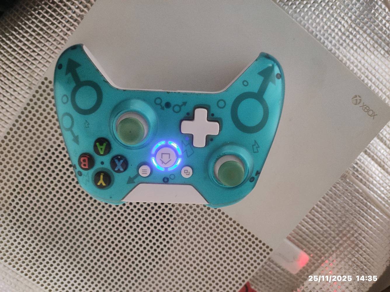 اكس بوكس1للبيع جهاز نضيف وجديد ١واحد تيره مكان نجف مشخاب السعر ١٢٥