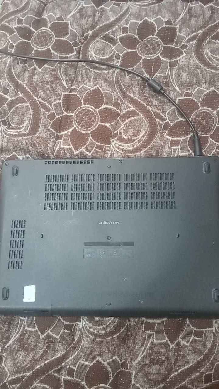لابتوب Dell Latitude 5490 
المعالج: Intel Core i5-7300U (جيل سابع) بسرعة تصل إلى 2.60GHz.
الرام: 8 جيجابايت DDR4.
الهارد: 256GB SSD من شركة SanDisk (سريع جداً في التشغيل ونقل البيانات).
الشاشة: 14 بوصة بجودة عالية.
كارت الشاشة: Intel HD Graphics 620.
الحالة العامة: الجهاز من فئة الـ Business (يتحمل العمل الطويل) ونظافته ممتازة.
النظام: Kali Linux 
الخلل &&  : بطارية تحتاج تبديل 
السعر :140
رقم : *********** كركوك, العراق
